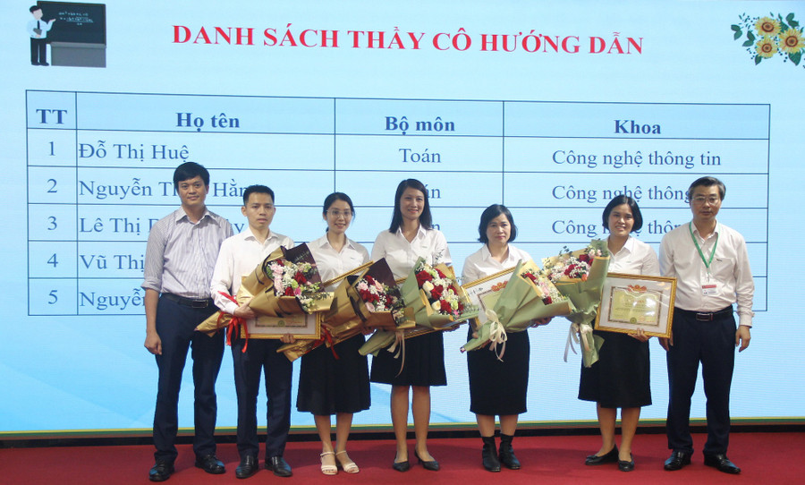 Cán bộ, giảng viên được vinh danh, khen thưởng. img-9365.jpg