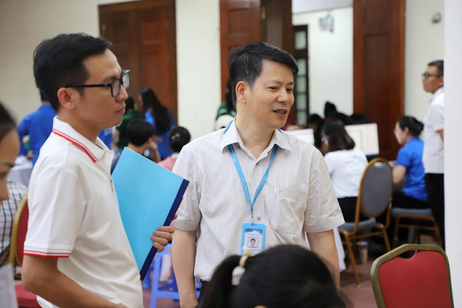 PGS.TS. Trần Quang Tiến – Giám đốc Học viện (bìa phải) chia sẻ niềm vui ngày nhập học cùng tân MM888 Việt Nam Tải App. nhaphoc-3.jpg