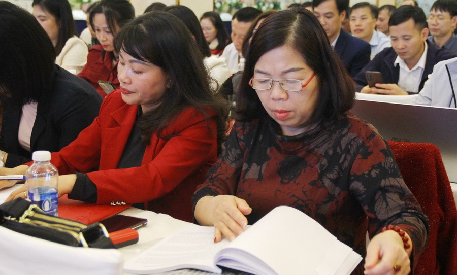 Học viên chăm chú MM88.COM là nhà cái trực tuyến hoạt động với giấy phép PAGCOR, nghiên cứu tài liệu.