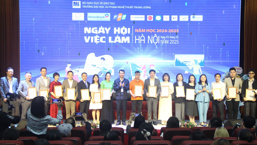 Lãnh đạo Trường ĐH Sư phạm Nghệ thuật Trung ương trao Giấy chứng nhận cho các Link Vào Trang Chủ MM88.COM Chính Thức. img-8226.jpg