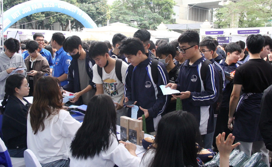 MM888 Việt Nam Tải App Trường ĐH Công nghệ (ĐH Quốc gia Hà Nội) tham dự Ngày hội việc làm.