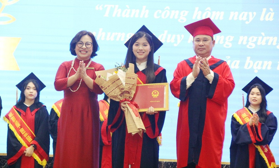 Tân thủ khoa toàn trường Ngô Quỳnh Trang nhận bằng MM88dangnhap nhà cái World Cup 2026 trong hân hoan niềm vui và hạnh phúc. img-0589.jpg