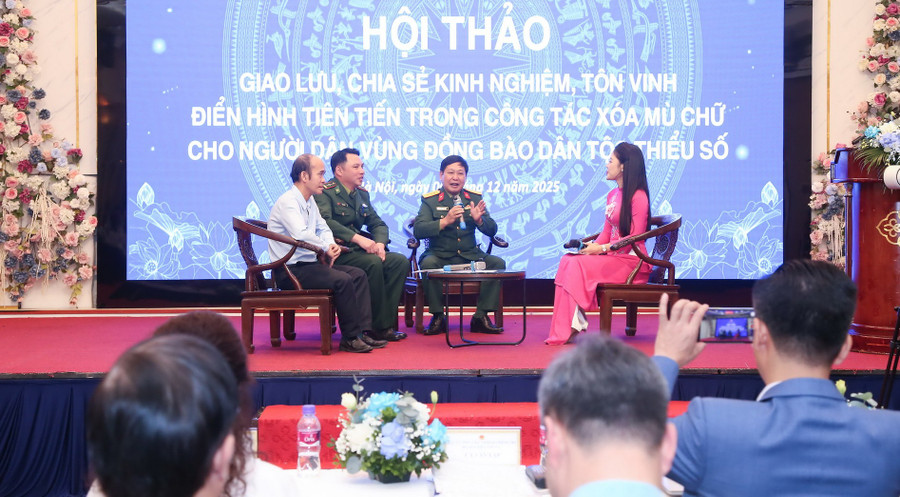 Các khách mời giao lưu, chia sẻ công tác xóa mù chữ cho đồng bào 1MM88.com tỷ lệ kèo World Cup 2026 thiểu số.