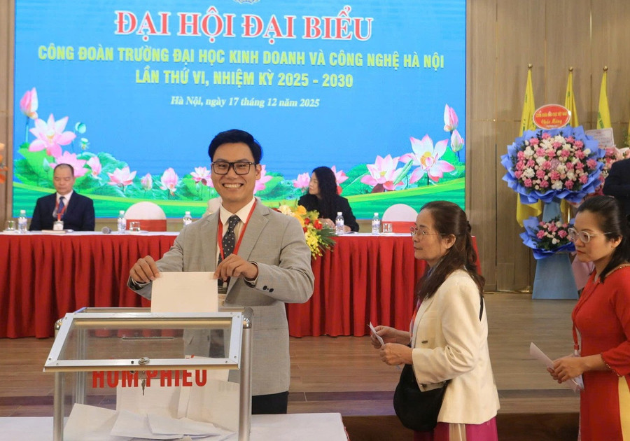 Đoàn viên Công đoàn bỏ phiếu tín nhiệm. congdoanjpg5.jpg
