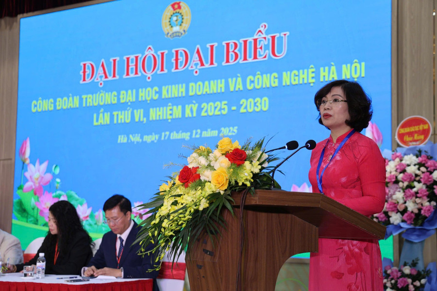 Bà Đặng Hoàng Anh – Phó Chủ tịch Công đoàn Giáo dục Việt Nam phát biểu chỉ đạo. congdoanjpg4.jpg