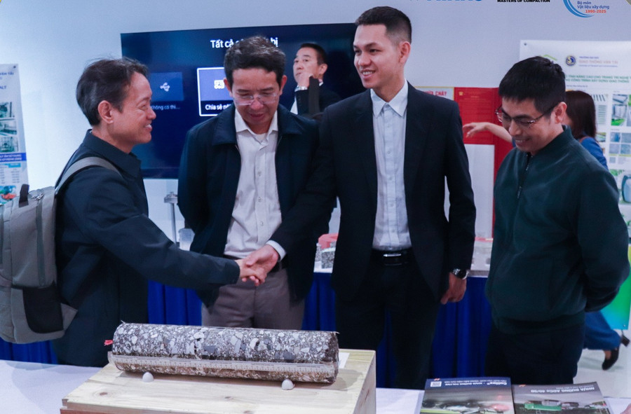 Các chuyên gia, nhà khoa học thảo luận bên lề tọa đàm “Giải pháp công nghệ vật liệu mặt đường bền vững”.