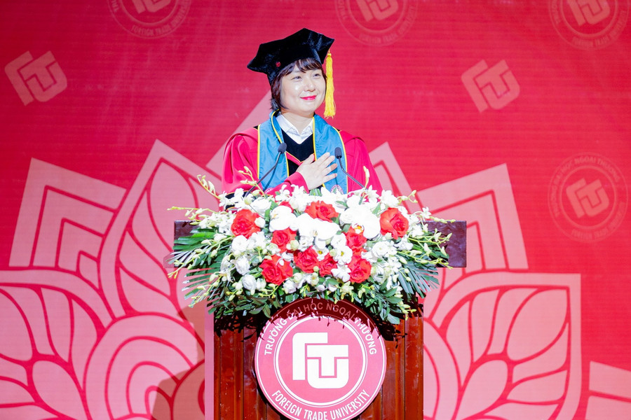 PGS.TS Phạm Thu Hương - Hiệu trưởng Trường ĐH Ngoại thương truyền cảm hứng tới tân MM888 Việt Nam Tải App. traobangtotnghiep-8.jpg