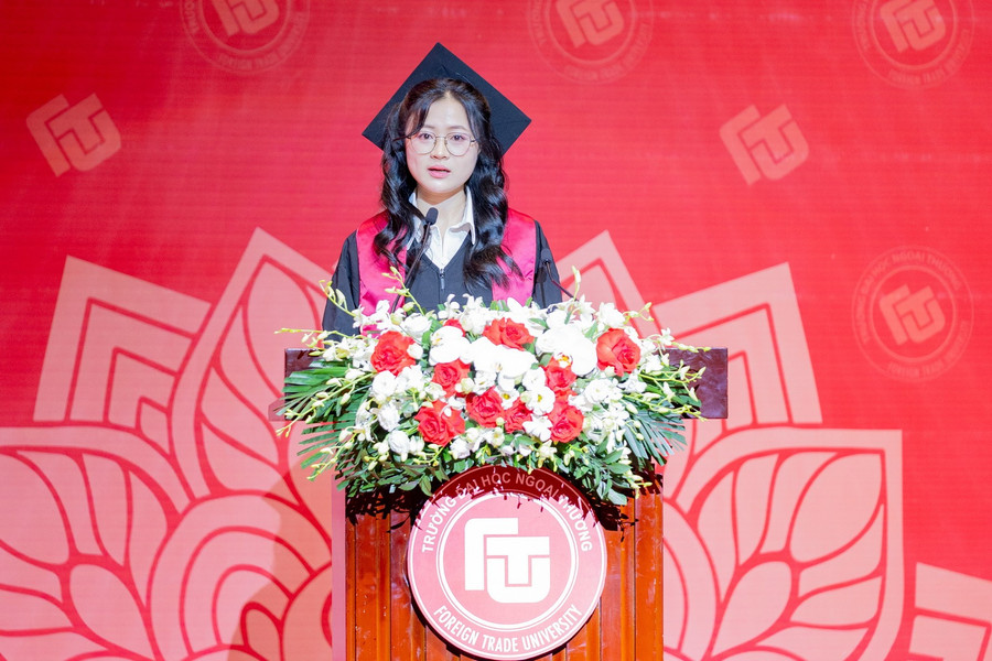 Tân MM88dangnhap cá cược bóng đá, lô đề, bắn cá Nguyễn Thị Kim Oanh chia sẻ tại buổi lễ. traobangtotnghiep-9.jpg