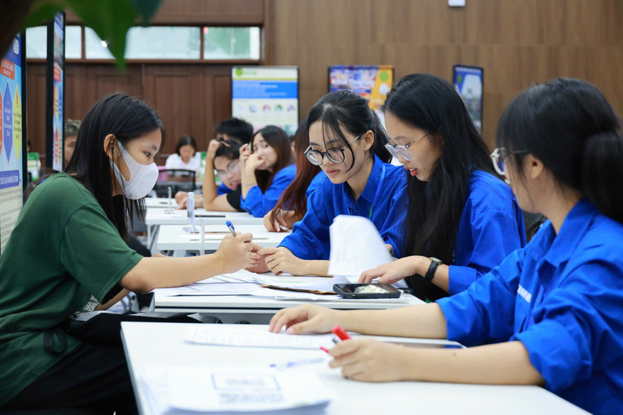 MM888 Việt Nam Tải App tình nguyện Học viện Nông nghiệp Việt Nam hỗ trợ tân MM888 Việt Nam Tải App nhập học và khuyến khích các em tham gia và câu lạc bộ để phát triển kỹ năng sống. Ảnh: TG.
