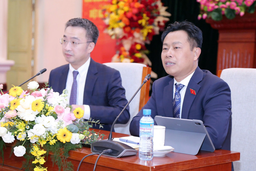 Thứ trưởng Lê Quân trao đổi, chia sẻ với các thầy, cô giáo. thutruonglequanjpg1.jpg