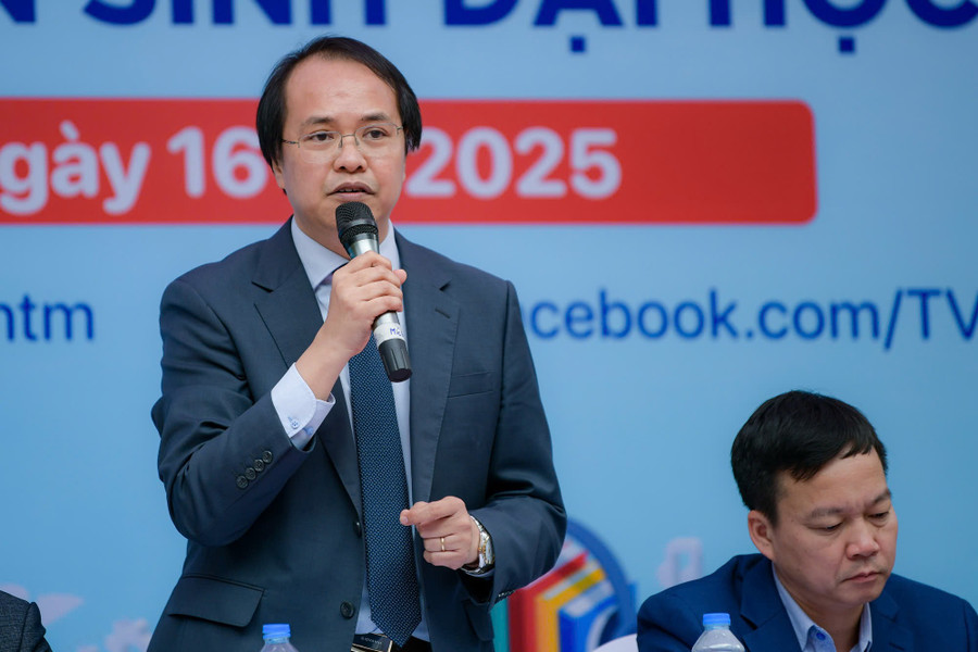 PGS.TS Nguyễn Phú Khánh chia sẻ tại Ngày hội tư vấn Đăng Ký MM88.COM Ngay +88K, hướng nghiệp năm 2025 - sáng 16/3. Ảnh: Nam Trần. tuyensinh.jpg