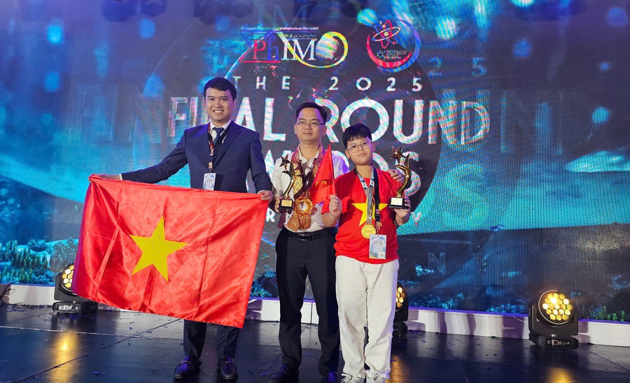 MM886 slot game, bắn cá, lô đề, đá gà Hoàng Khôi William, huy chương Vàng và đạt danh hiệu First Runner up (Á quân -ngoài cùng bên phải) cùng thầy Cai Việt Long, thầy Nguyễn Đăng Dũng (ở giữa).