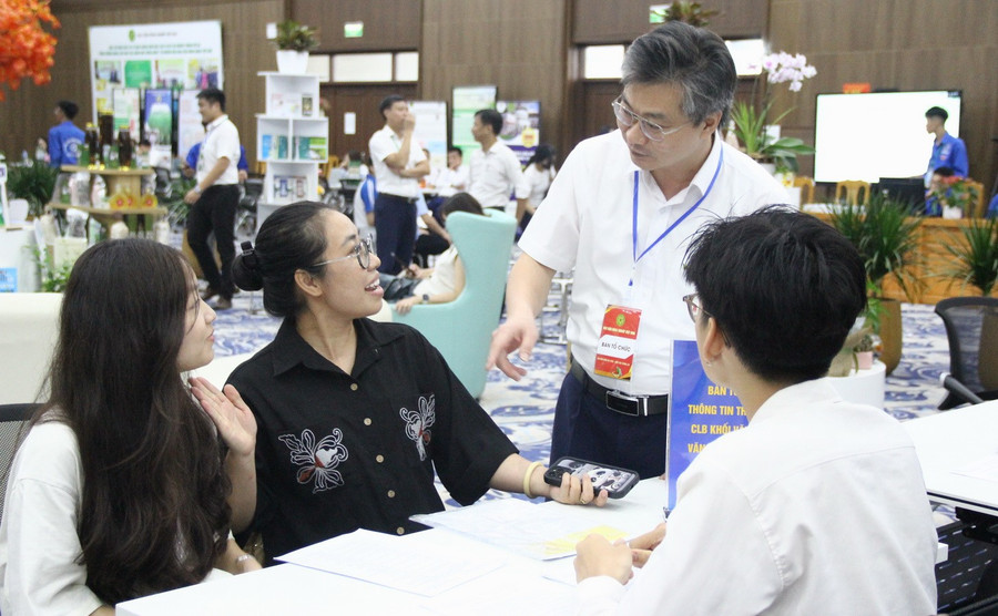TS Nguyễn Công Tiệp – Phó Giám đốc Học viện Nông nghiệp Việt Nam trực tiếp đến kiểm tra, động viên, hướng dẫn phụ huynh và tân MM888 Việt Nam Tải App đến nhập học.