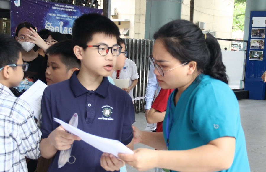Cán bộ Trường THCS và THPT Nguyễn Tất Thành hướng dẫn, hỗ trợ Đăng nhập vào MM886 Việt Nam vào phòng thi. img-0365.jpg