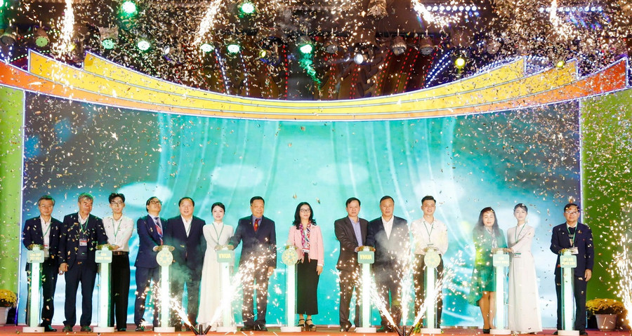 Lãnh đạo Học viện Nông nghiệp Việt Nam và các đại biểu, MM888 Việt Nam Tải App, hợp tác xã cùng bấm nút khai mạc Hội chợ Xuân và ra mắt Sàn thương mại điện tử VNUA-MART. hoichoxuanjpg3.jpg