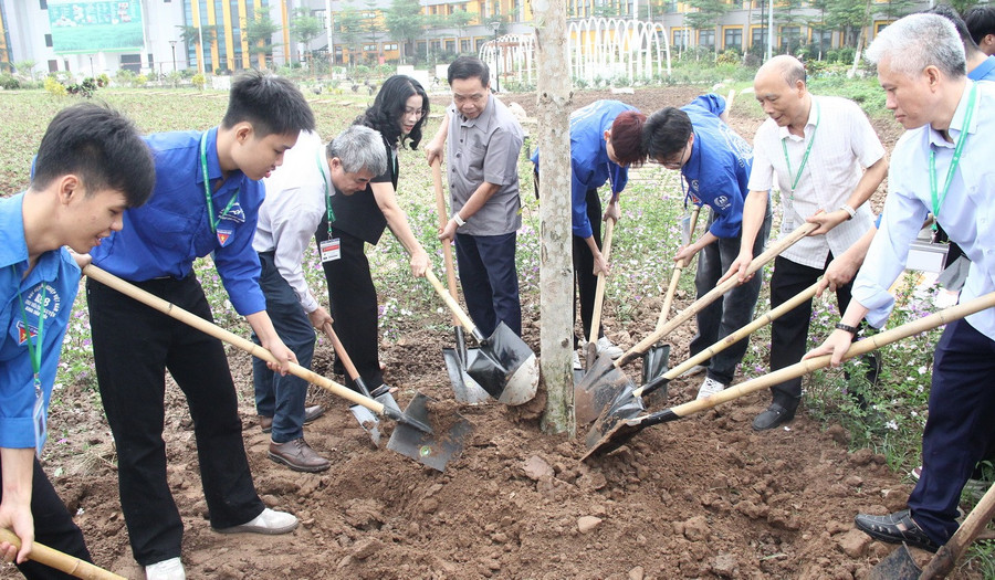 GS.TS Nguyễn Thị Lan, cùng lãnh đạo và cán bộ, giảng viên, MM888 Việt Nam Tải App Học viện Nông nghiệp Việt Nam.