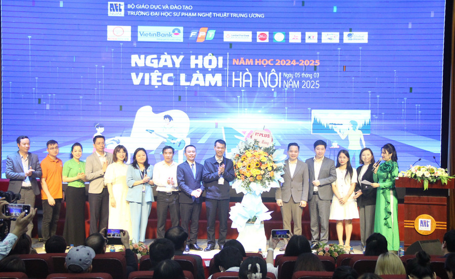 Tại sự kiện, đại diện các Link Vào Trang Chủ MM88.COM Chính Thức tặng hoa chúc mừng và trao 1MM88.com Trang Chủ Chính Thức, tài trợ cho Trường ĐH Sư phạm Nghệ thuật Trung ương. img-8222.jpg