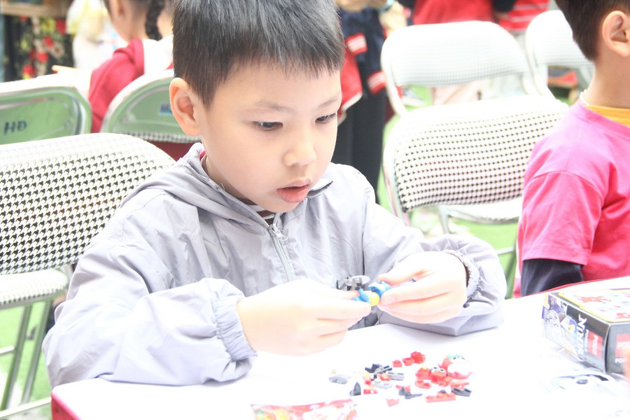 Chăm chú lắp lego img-6706.jpg