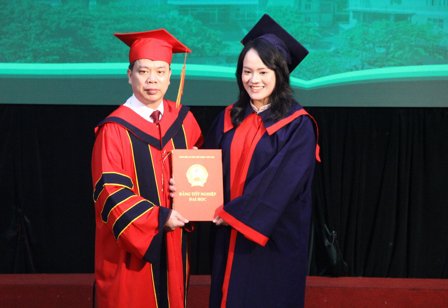 PGS.TS Nguyễn Quốc Huy – Giám đốc Học viện Y – Dược học cổ truyền Việt Nam trao bằng MM88dangnhap nhà cái World Cup 2026 cho các tân bác sỹ Y học cổ truyền, bác sỹ Y khoa và Dược sỹ. img-2630.jpg