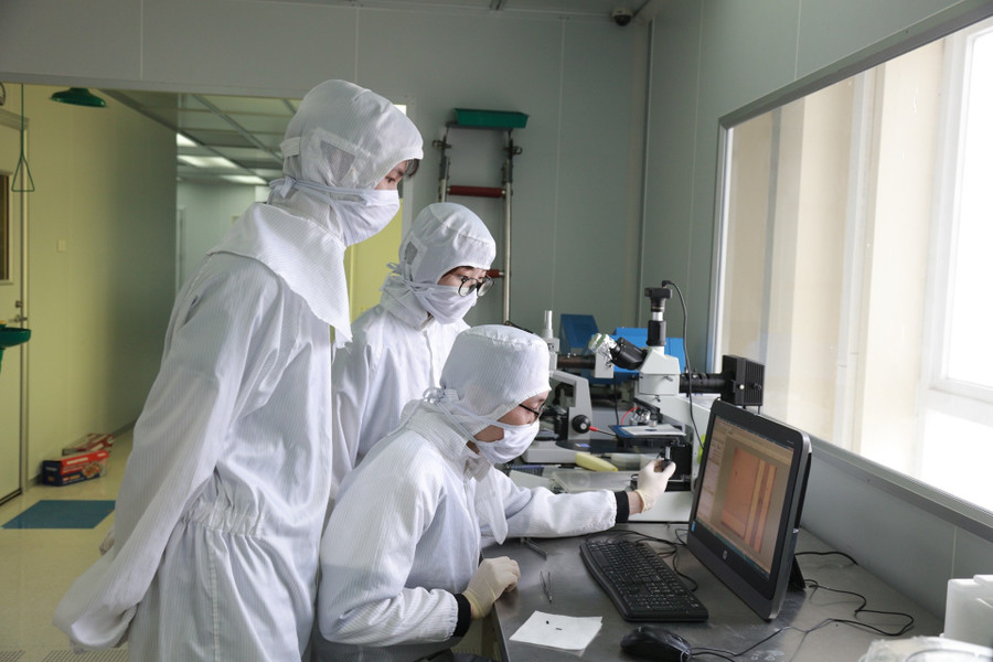 Phòng sạch tại Khoa Vật lý, Trường ĐH Khoa học Tự nhiên (ĐH Quốc gia Hà Nội) được thiết kế chuyên biệt phục vụ đào tạo nguồn nhân lực chất lượng cao và nghiên cứu tiên phong trong các lĩnh vực công nghệ mũi nhọn như vi mạch bán dẫn, vật liệu tiên tiến, vật lý chất rắn, công nghệ cảm biến sinh học khoahocvacongnghejpg2.jpg