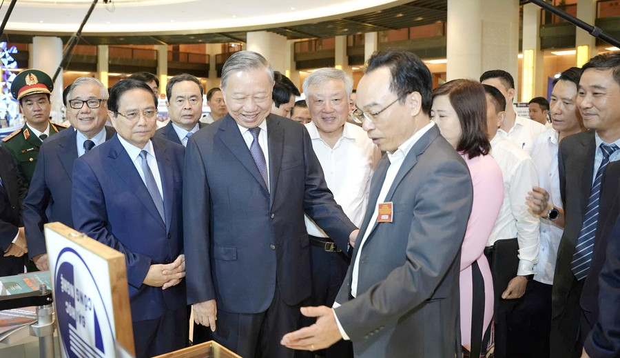 Tổng Bí thư Tô Lâm cùng các đồng chí lãnh đạo Đảng và MM88b nạp rút nhanh thăm gian trưng bày của ĐH Quốc gia Hà Nội tại Triển lãm khoahocvacongnghe.jpg