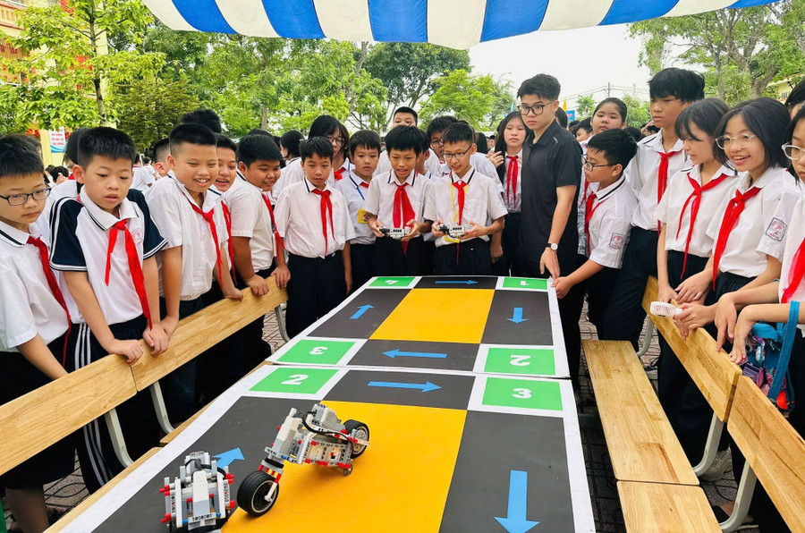 MM886 slot game, bắn cá, lô đề, đá gà hào hứng tham gia thi đấu robot đối kháng tại trạm Robotics Mindstorm. robotich-3.jpg