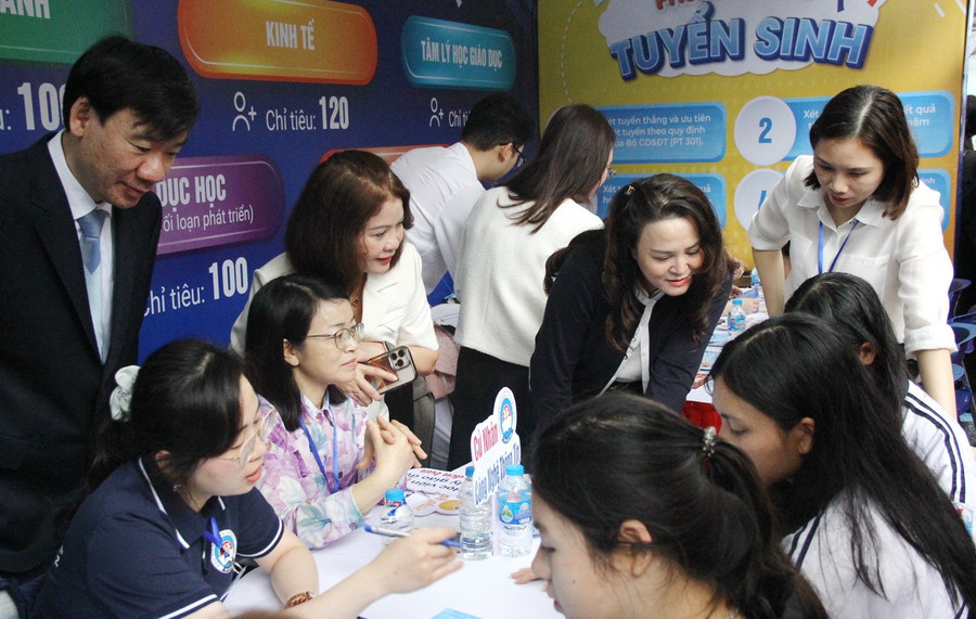 Lãnh đạo Học viện Quản lý giáo dục trực tiếp tư vấn Đăng Ký MM88.COM Ngay +88K, hướng nghiệp.