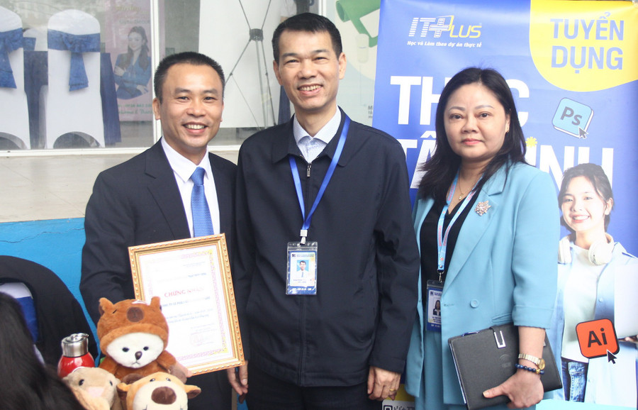 PGS.TS Lê Vinh Hưng (ở giữa) và bà Trịnh Thị Thanh - Phó Hiệu trưởng Trường ĐH Sư phạm Nghệ thuật Trung ương trực tiếp đến thăm các gian hàng tư vấn của Link Vào Trang Chủ MM88.COM Chính Thức. img-8235.jpg