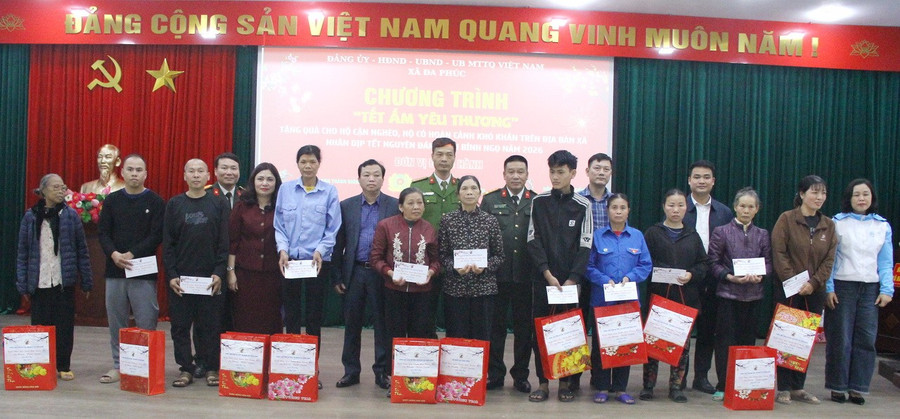 Hội Người con Thánh Gióng trao quà Tết cho người dân xã Đa Phúc.