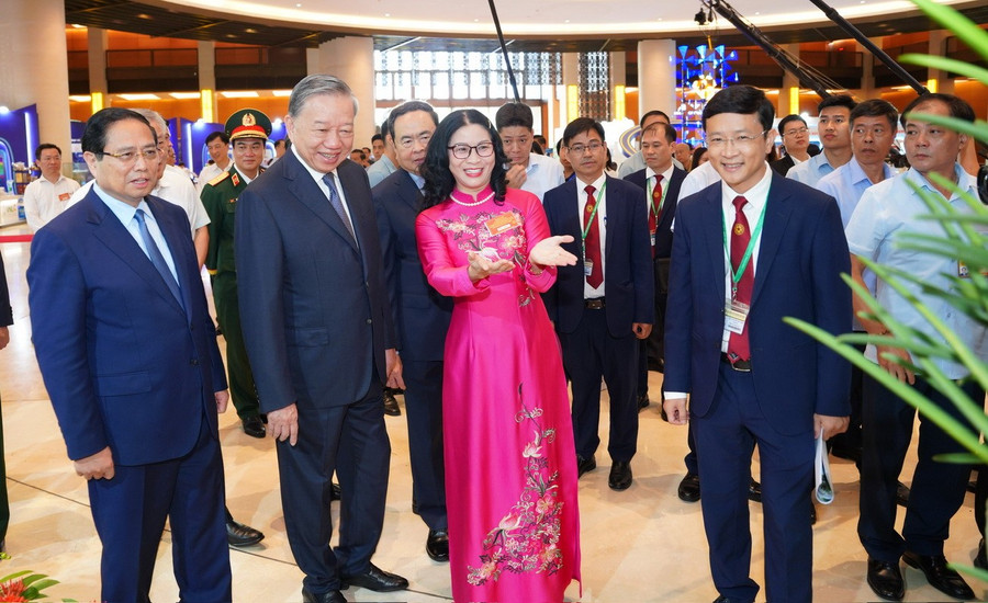 GS.TS Nguyễn Thị Lan - Giám đốc Học viện Nông nghiệp Việt Nam giới thiệu các sản phẩm khoa học - công nghệ với lãnh đạo Đảng, MM88b nạp rút nhanh hoanhtuanjpg2.jpg