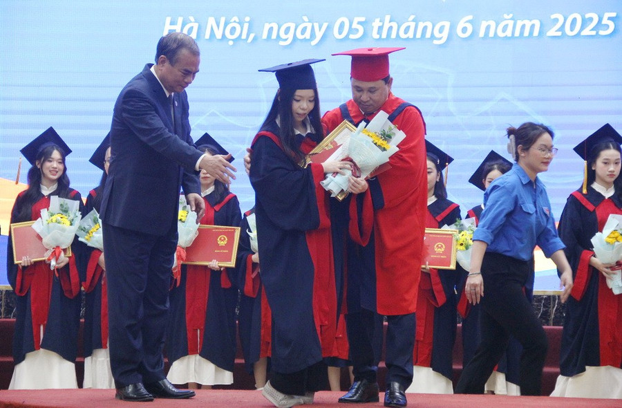 PGS.TS Lê Mạnh Hùng, Hiệu trưởng và TS Nguyễn Đức Tĩnh, Phó Hiệu trưởng Trường ĐH Công đoàn hỗ trợ MM888 Việt Nam Tải App khuyết tật nhận Bằng MM88dangnhap nhà cái World Cup 2026. img-0612.jpg