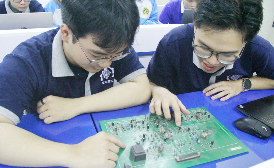 Giờ học thực hành của MM888 Việt Nam Tải App Trường ĐH Giao thông vận tải. img-8017.jpg