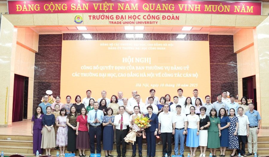 Đại biểu tham dự chụp ảnh lưu niệm với đồng chí Lê Mạnh Hùng, tân Bí thư Đảng ủy trường MM888 bảo mật tuyệt đối Công đoàn. lemanhhungpng4.png