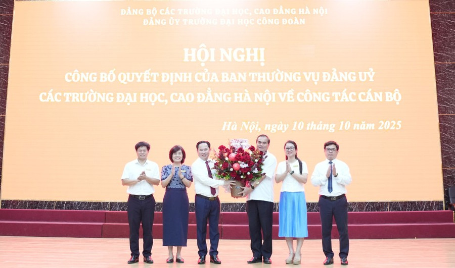 Ban thường vụ Đảng ủy, HĐT, BGH MM88b nhà cái tặng hoa chúc mừng đồng chí Lê Mạnh Hùng. lemanhhungpng6.png