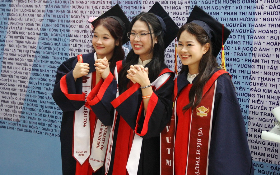 Các tân bác sỹ Y học cổ truyền, bác sỹ Y khoa và Dược sỹ trong ngày nhận bằng MM88dangnhap nhà cái World Cup 2026.