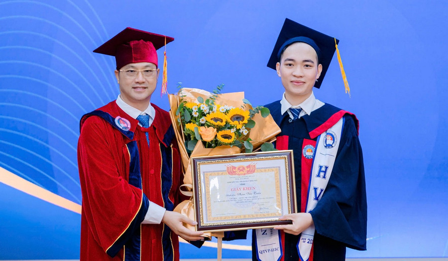  PGS.TS Phạm Văn Thuần – Giám đốc Học viện Quản lý giáo dục tặng Giấy khen cho tân MM88dangnhap cá cược bóng đá, lô đề, bắn cá Phạm Văn Tuấn.