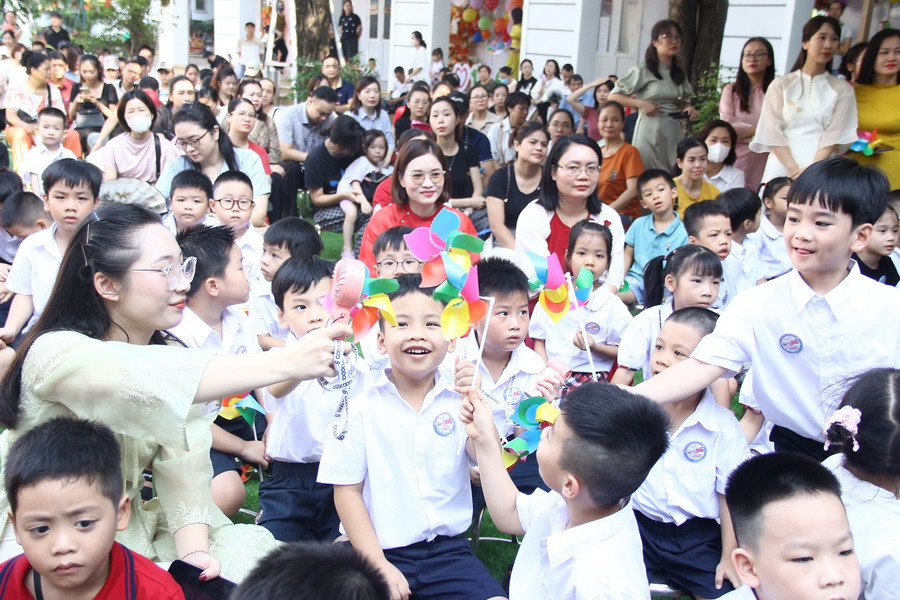 Cô - trò Trường tiểu học Vĩnh Tuy (Vĩnh Hưng, Hà Nội).