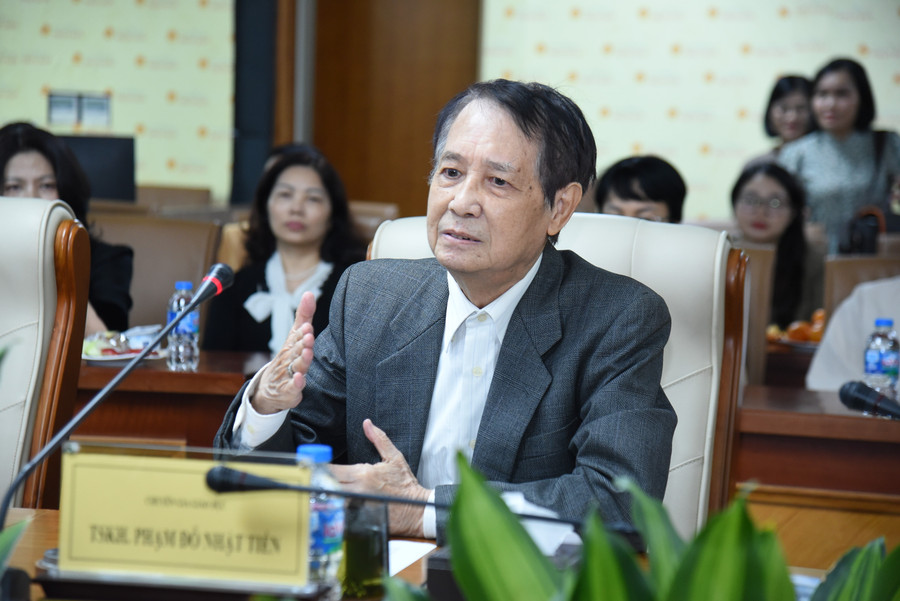 TSKH. Phạm Đỗ Nhật Tiến chia sẻ tại tọa đàm “80 năm thành tựu giáo dục và dấu ấn lập pháp”. Ảnh: Xuân Quý. trietlygiaoduc.jpg