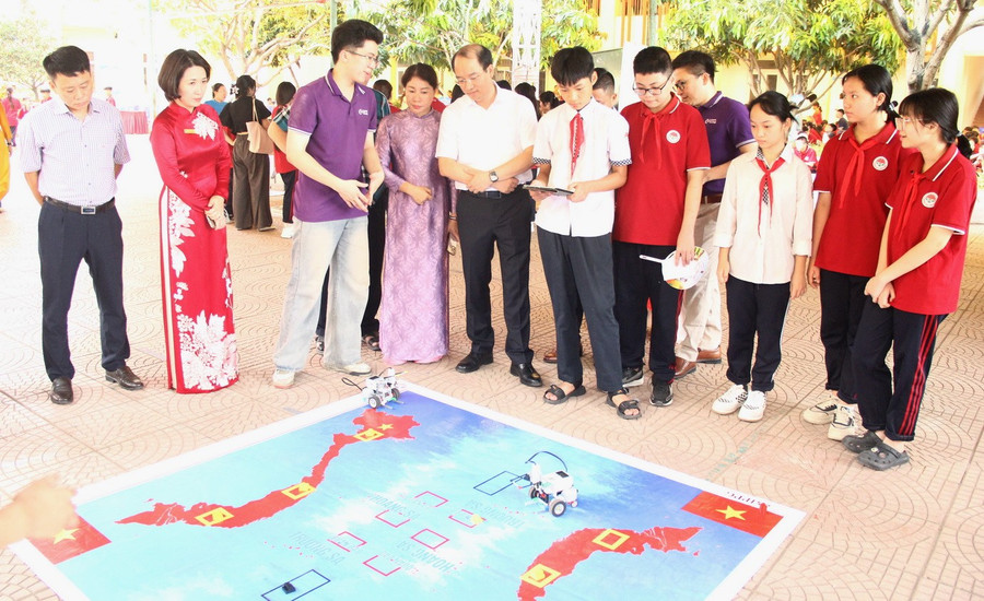 Lãnh đạo phường Vĩnh Hưng, Trường THCS Vĩnh Hưng chứng kiến các hoạt động trải nghiệm của MM886 slot game, bắn cá, lô đề, đá gà tại Ngày hội STEM – AI – Robotics. img-2323.jpg