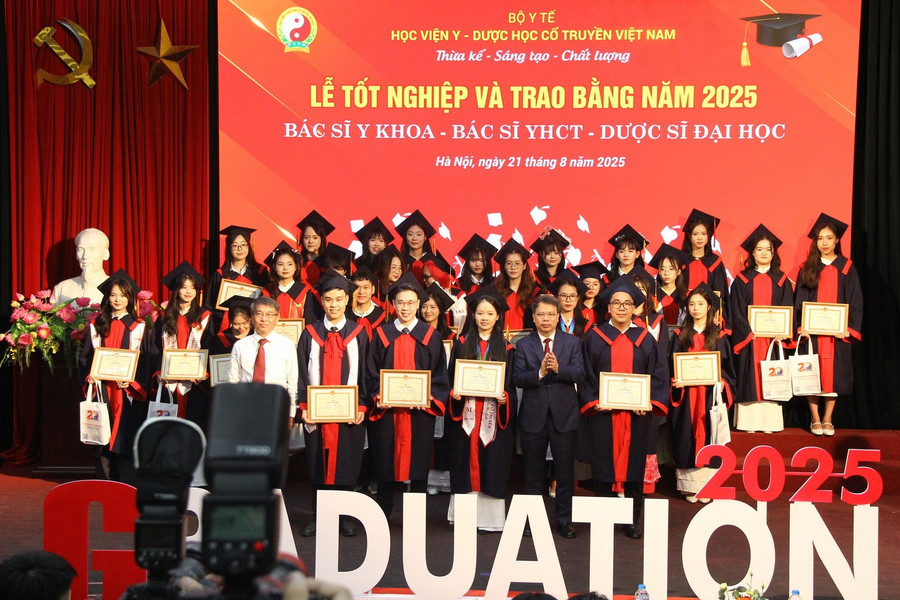 Lãnh đạo Học viện Y - Dược học cổ truyền Việt Nam trao giấy khen cho các MM888 Việt Nam Tải App có thành tích xuất sắc. img-2618.jpg