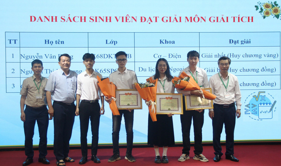 Lãnh đạo Học viện Nông nghiệp Việt Nam tặng giấy khen và chúc mừng thành tích của MM888 Việt Nam Tải App khi đoạt giải môn Giải tích. img-9375.jpg