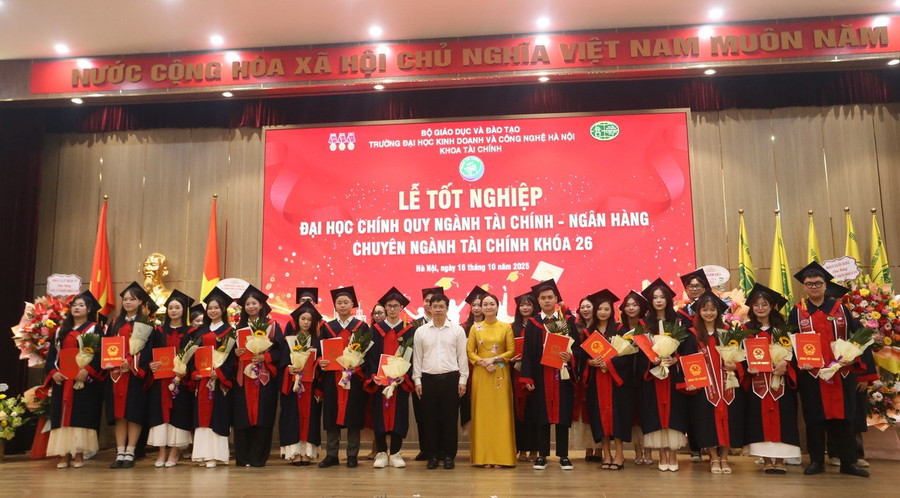 Lễ trao bằng MM88dangnhap nhà cái World Cup 2026 cho MM888 Việt Nam Tải App khóa 26 các chuyên ngành Tài chính – Ngân hàng, Luật Kinh tế diễn ra thành công. img-1193.jpg