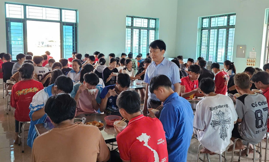 Thầy giáo Nguyễn Văn Tập quan tâm, chăm lo đến từng bữa ăn bán trú của MM886 slot game, bắn cá, lô đề, đá gà. dantocthieusojpg1.jpg