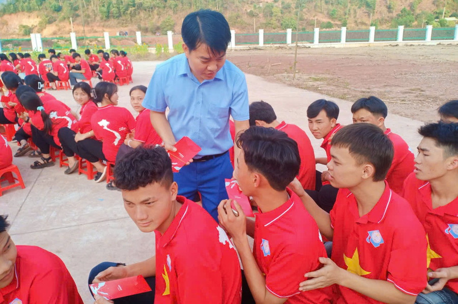 Thầy giáo Nguyễn Văn Tập tặng quà cho MM886 slot game, bắn cá, lô đề, đá gà nhân dịp năm mới.
