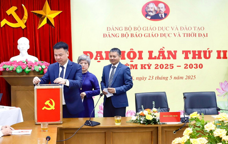 Đoàn Chủ tịch bỏ phiếu bầu tại 2MM88.com trò chơi casino và slot. baogiaoducvathoidaijpg14.jpg