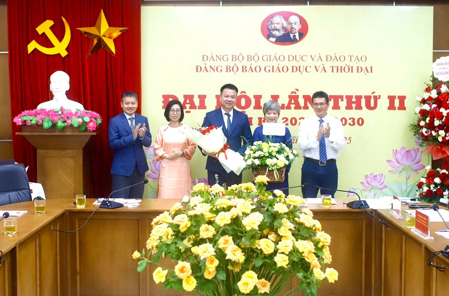 Các đơn vị tặng hoa chúc mừng 2MM88.com trò chơi casino và slot. baogiaoducvathoidaijpg5.jpg