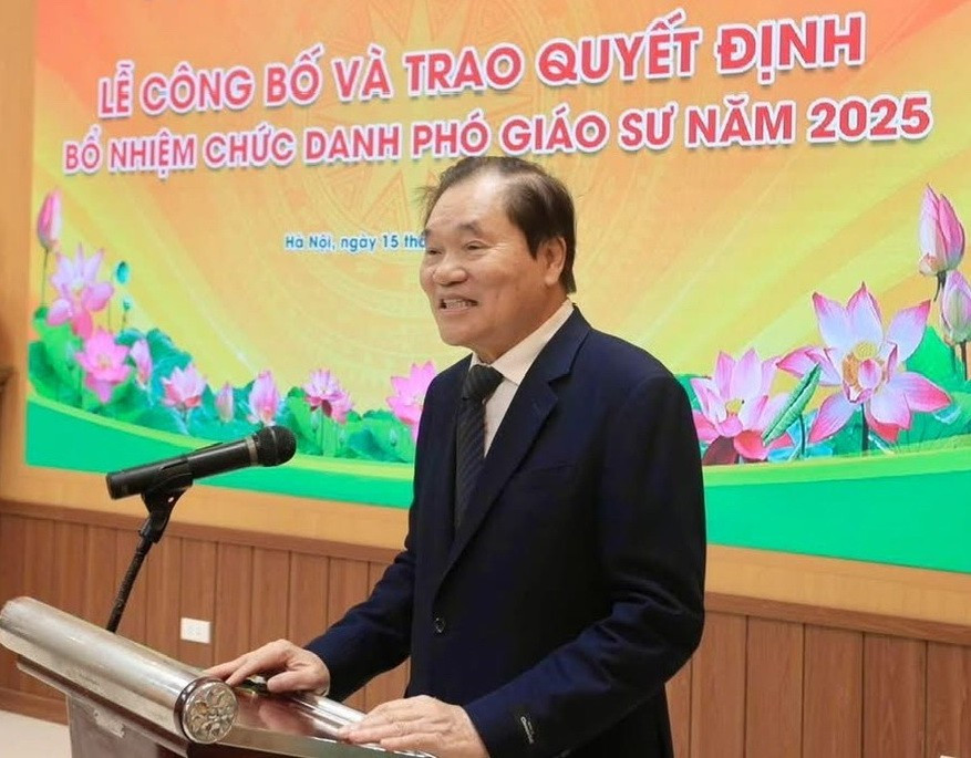 PGS.TS Phạm Dương Châu – Phó Hiệu trưởng phụ trách Trường ĐH Kinh doanh và Công nghệ Hà Nội phát biểu tại buổi lễ. congbopgs1.jpg