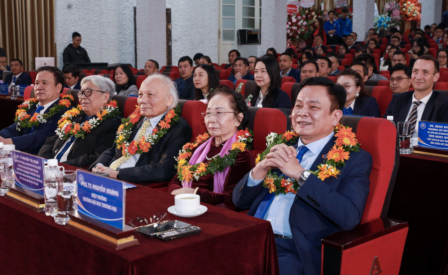 Nguyên Phó Chủ tịch nước Nguyễn Thị Doan và đại biểu tham dự buổi lễ. thuongmai-6.jpg