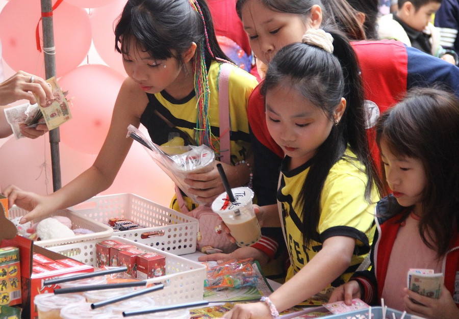 Tích cực mua sắm để tạo quỹ từ thiện. img-6702.jpg