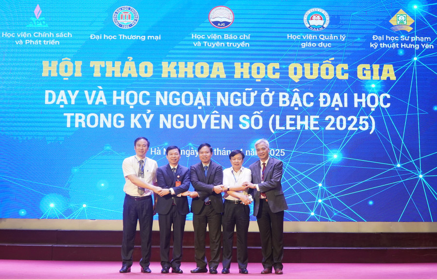 Đại diện 5 cơ sở giáo dục MM888 bảo mật tuyệt đối đồng tổ chức Hội thảo. ngoaingu-2.jpg